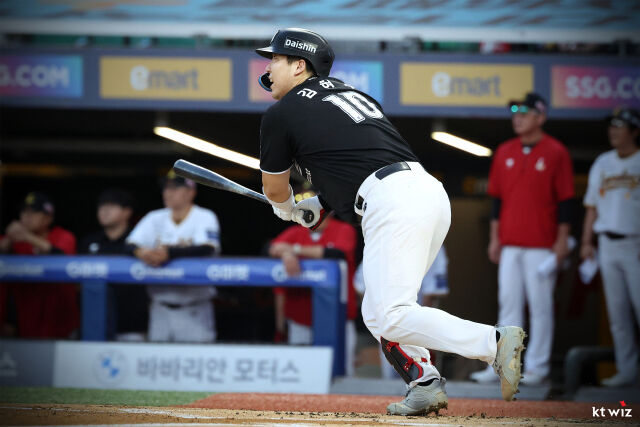 김현수가 8월 23일 인천 SSG 랜더스필드에서 열린 SSG 랜더스전 타격을 하고 있다./KT 위즈 제공
