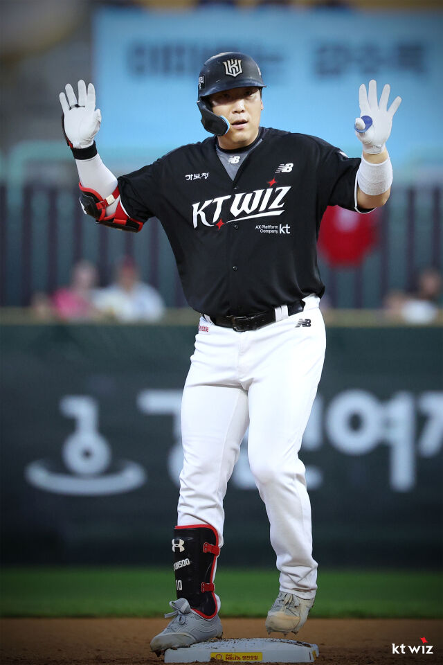 김현수가 8월 23일 인천 SSG 랜더스필드에서 열린 SSG 랜더스전 안타를 친 뒤 세리머니를 하고 있다./KT 위즈 제공