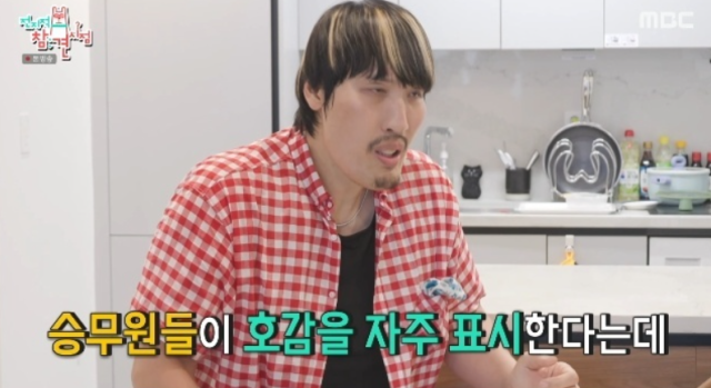 지난 22일과 23일 방송된 MBC 예능 프로그램 ‘전지적 참견 시점’에 에서 최홍만은 집들이를 온 김원훈, 조진세를 위해 직접 요리를 선보이며 결혼에 대한 솔직한 심경을 밝혔다./ MBC 예능 프로그램 ‘전지적 참견 시점’