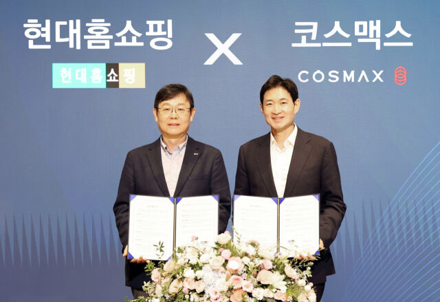 지난 20일 서울 강동구 현대홈쇼핑 본사에서 진행된 현대홈쇼핑과 코스맥스 단독 상품 공동 개발을 위한 업무협약(MOU) 체결식에서 현대홈쇼핑 한광영 대표(왼쪽)와 코스맥스비티아이 이병주 대표가 기념사진을 촬영하고 있다. /현대백화점그룹