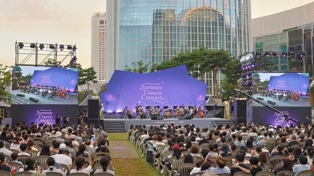 롯데는 23일 롯데월드타워 월드파크에서 '2026 롯데 서머 클래식 콘서트’를 개최했다. 무료로 진행된 이 날 공연에는 늦더위를 피해 롯데월드타워를 찾은 시민 4500여 명이 참석해 도심 속 야경과 어우러진 클래식 공연을 즐겼다. /롯데