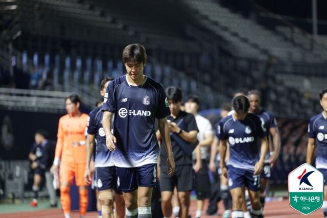 서울 이랜드가 23일 목동종합운동장에서 열린 파주 프런티어와의 홈 경기에서 1-1로 비겼다. 경기 후 아쉬워하고 있는 서울 이랜드 선수단./프로축구연맹 제공