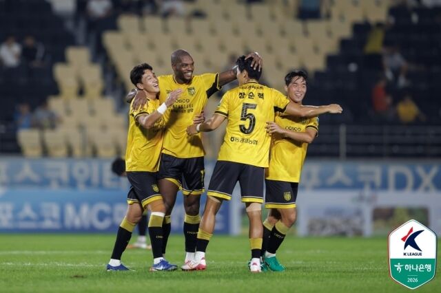 전남 드래곤즈가 23일 광양축구전용경기장에서 열린 화성FC와의 홈 경기에서 1-0으로 승리했다. 경기 종료 후 기뻐하고 있는 전남 선수단./프로축구연맹 제공