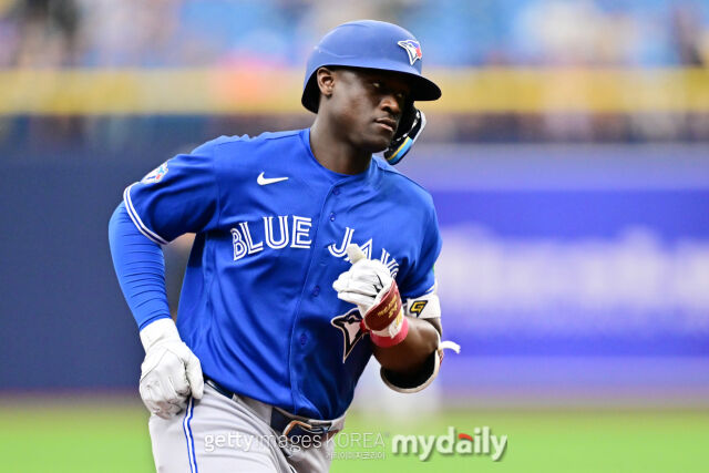 MLB 토론토에서 뛰고 있는 전 두산 베어스 다즈 카메론이 24일(한국시각) 열린 뉴욕 양키스와 원정 경기에서 희생플라이로 타점을 올렸다./게티이미지코리아
