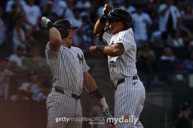MLB 뉴욕 양키스 벤 라이스(왼쪽)이 24일(한국시각) 열린 토론토와 홈 경기 8회말 트렌트 그리샴이 솔로 홈런을 친 뒤 홈으로 들어오자 대기 타석에서 함께 기뻐하고 있다./게티이미지코리아