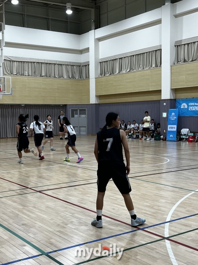 박서연(수락중)이 22일 서울 노원구 노일중학교 체육관에서 열린 2026 서울 노원 i1 디비전리그(여중) 3라운드 경희여중 퀘이사와의 맞대결에서 코트를 누비고 있다. /디코트크루 이정민