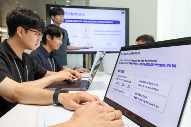 KT 직원들이 ‘Next IT Platform’ 기반의 핵심 업무 플랫폼 현대화 방향에 대해 논의하고있다. /KT