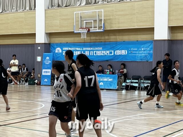 수락중과 경희여중 퀘이사가 22일 서울 노원구 노일중학교 체육관에서 열린 2026 서울 노원 i1 디비전리그(여중) 3라운드 맞대결을 치르고 있다. /디코트크루 이정민