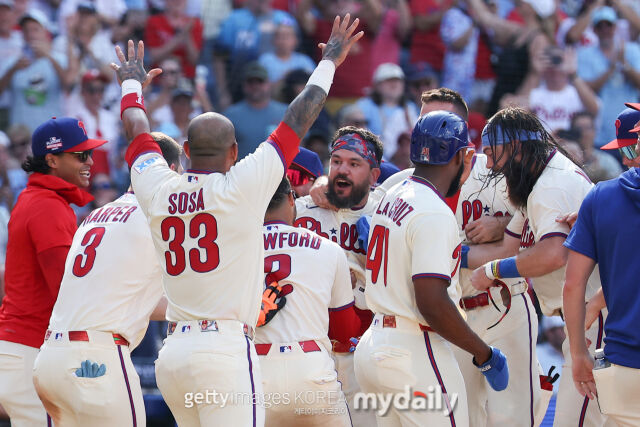 MLB 필라델피아에서 뛰고 있는 카일 슈와버(가운데)가 24일(한국시각) 열린 세인트루이스와 홈 경기 9회말 끝내기 2점 홈런을 친 뒤 홈으로 들어오며 팀 동료들과 함께 기뻐하고 있다./게티이미지코리아