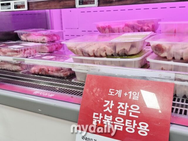 축산 코너에 ‘도계 +1일, 갓 잡은 닭볶음탕용’ 안내문이 붙어 있다. 하림 계열사답게 생닭은 도계 다음 날 입고하는 등 신선식품 유통 기준을 높였다. /방금숙 기자