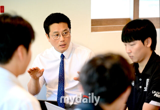 대학축구연맹 직원들과 회의에서 이야기하는 박한동 회장(왼쪽). /합천군민체육공원=유진형 기자