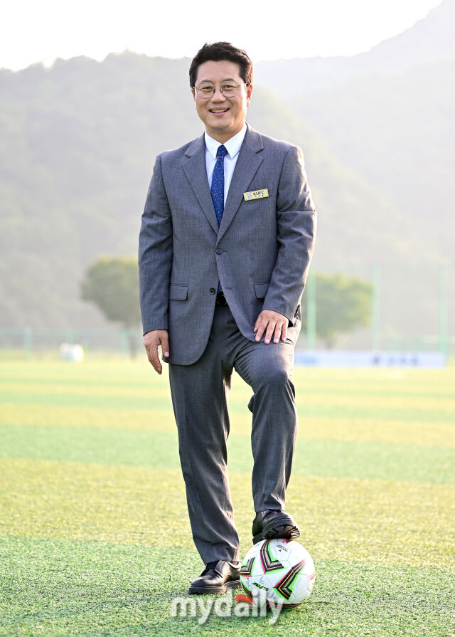 축구공을 밟고 포즈를 취한 박한동 회장. /합천군민체육공원=유진형 기자