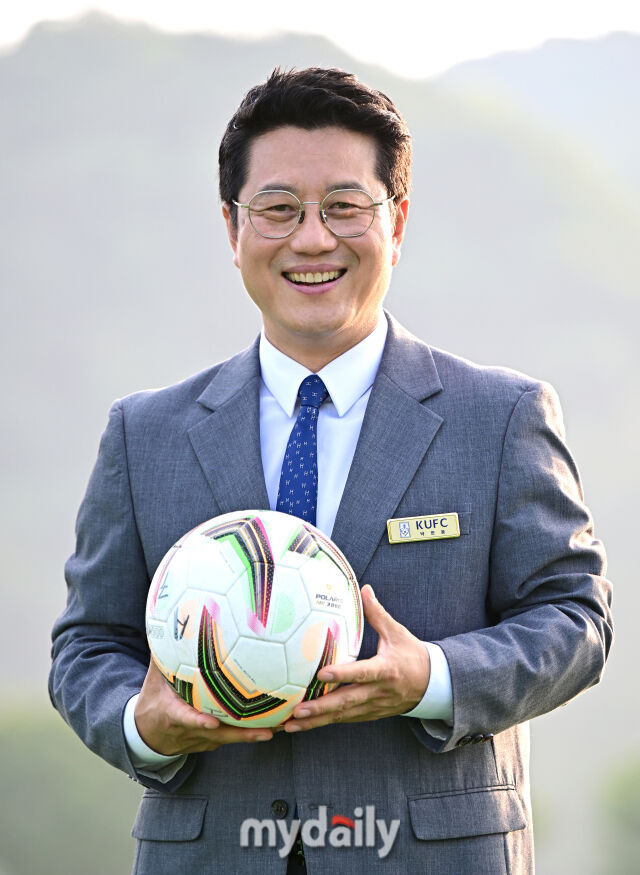 박한동 회장이 24일 마이데일리와 인터뷰에 앞서 축구공을 들고 있다. /합천군민체육공원=유진형 기자