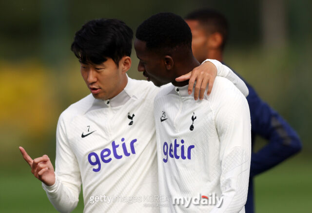 토트넘의 손흥민과 사르가 프랑크푸르트와의 2022-23시즌 UEFA 챔피언스리그 경기를 앞두고 대화하고 있다./게티이미지코리아