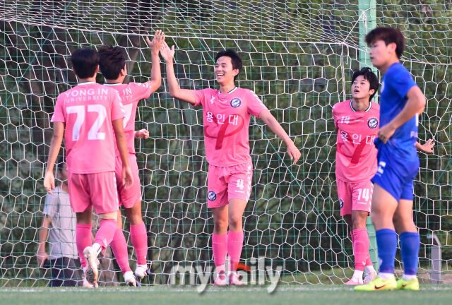 2026년 8월 24일 오후 경상남도 합천군 군민체육공원 3구장에서 열린 '水려한합천 제21회 1.2학년 대학축구연맹전(한.일 교류전 선발)' 죽죽장군기 준결승전, 배재대학교와 용인대학교의 경기.<br><br>용인대 권민세가 전반전 선제골을 넣은 뒤 동료들의 축하를 받고 있다./합천군민체육공원=유진형 기자