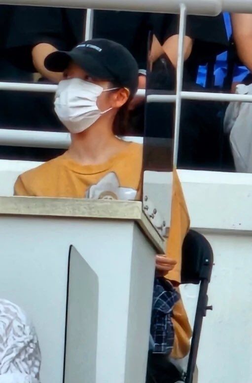 빅뱅 콘서트를 즐기는 아이유의 모습. / 소셜미디어 X