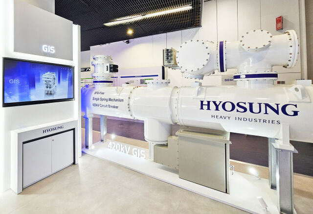 효성중공업이 'CIGRE 2026'에 독자기술로 개발한 저탄소 전력기기 '420kV SF6-Free GIS'를 전시했다. /효성