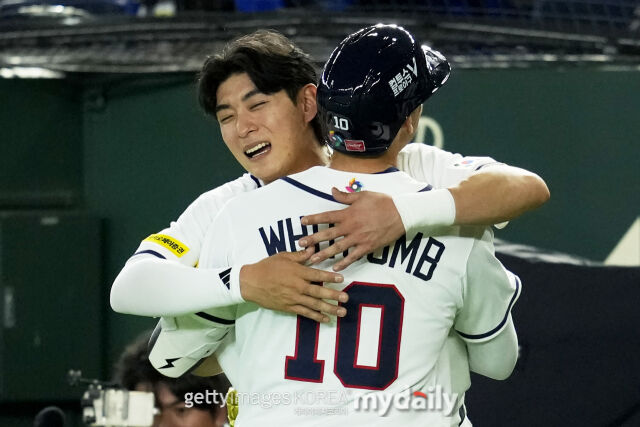2026 WBC 당시 이정후와 셰이 위트컴이 포옹하고 있다./게티이미지코리아