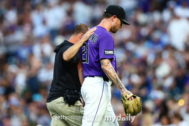 MLB 콜로라도 투수 카일 프리랜드가 신경 눌림 증상으로 인해 부상자 명단에 올랐다. 지난 20일(한국시각) 열린 LA 다저스와 홈 경기에 선발투수로 나왔으나 투구 도중 불편함을 호소하며 마운드를 내려가고 있는 프리랜드./게티이미지코리아