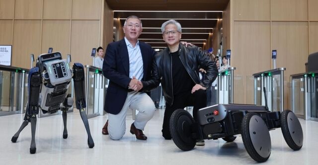 젠슨 황 엔비디아 최고경영자(CEO)와 정의선 현대차그룹 회장이 지난 6월 서울 서초구 현대자동차그룹 양재사옥에서 4족 보행로봇 스팟(Spot)과 자율주행 모빌리티 로봇 모베드(MobED)에 사인한 뒤 기념촬영 하고 있는 모습. /뉴시스