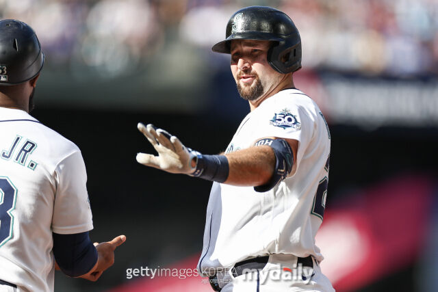 MLB 시애틀에서 뛰고 있는 칼 라레이는 25일(한국시각) 열린 필라델피아와 홈 경기에서 3홈런을 쏘아올려 소속팀 승리 주역이 됐다./게티이미지코리아