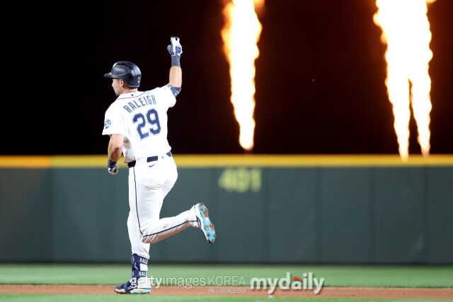 MLB 시애틀에서 뛰고 있는 칼 라레이는 25일(한국시각) 열린 필라델피아와 홈 경기 5회말 선두 타자로 나와 솔로 홈런을 친 뒤 베이스를 돌고 있다./게티이미지코리아