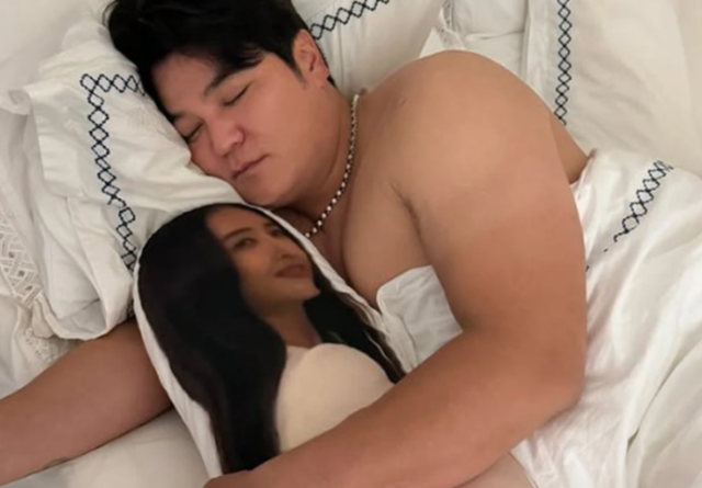지난 24일 하원미는 자신의 SNS에 “이렇게 좋아할 줄 알았음 일찍 만들어줄걸...♥”이라는 글과 함께 한 장의 사진을 게재했다. /하원미 소셜미디어