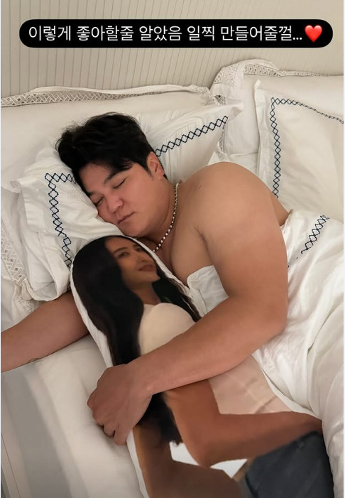 전 야구선수 추신수가 아내 하원미의 사진으로 제작된 인형을 안고 잠든 모습이 공개돼 눈길을 끌었다./하원미 소셜미디어