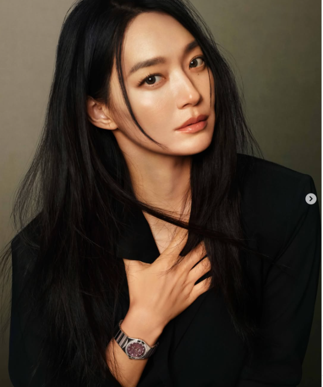 신민아는 25일 자신의 SNS를 통해 글로벌 럭셔리 시계 브랜드 홍보를 위한 홍보 사진을 게재했다. /신민아 소셜미디어