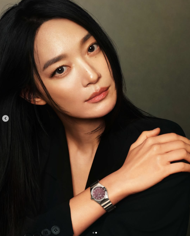 '유부녀' 배우 신민아가 결혼 후 더욱 화사해진 근황을 공개했다./신민아 소셜미디어