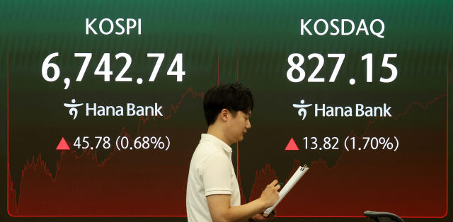 25일 오후 서울 중구 하나은행 본점 딜링룸 전광판에서 마감 시황이 표시되고 있다. /뉴시스