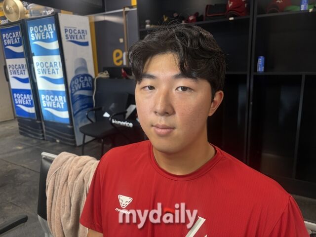 SSG 랜더스 투수 김민준이 25일 인천 SSG랜더스필드에서 취재진과 인터뷰를 나누고 있다./인천 = 이정원 기자