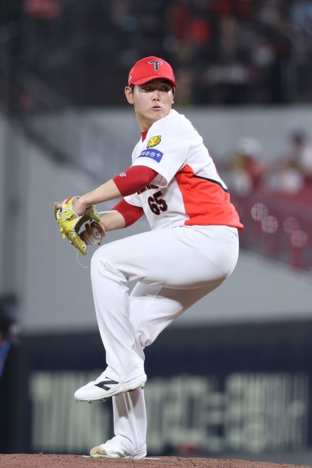 KIA 타이거즈 성영탁이 25일 광주 KIA챔피언스필드에서 열린 롯데 자이언츠와의 홈 경기서 투구하고 있다./KIA 타이거즈 제공