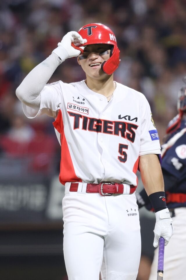 KIA 타이거즈 김도영이 25일 광주 KIA챔피언스필드에서 열린 롯데 자이언츠와의 홈 경기서 타격을 마치고 아쉬워하고 있다./KIA 타이거즈 제공