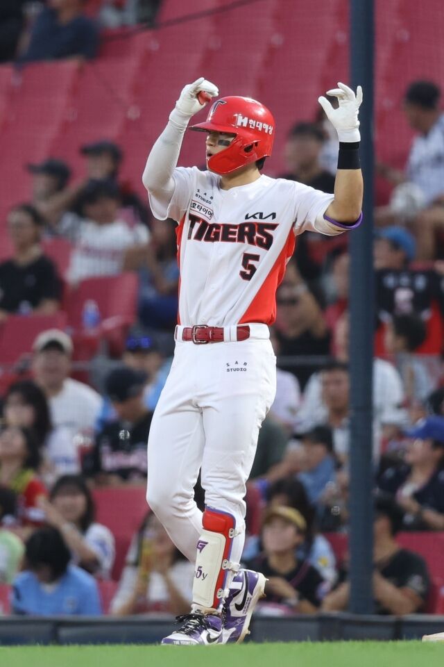 KIA 타이거즈 김도영이 25일 광주 KIA챔피언스필드에서 열린 롯데 자이언츠와의 홈 경기서 타격을 하고 있다./KIA 타이거즈 제공