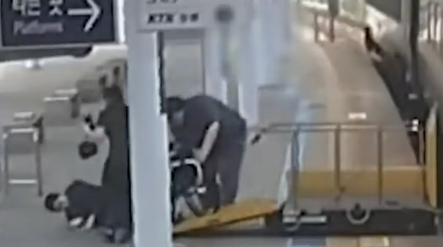 유튜버 박위의 KTX 낙상 사고 CCTV 공개를 둘러싼 논란이 계속되는 가운데, 영상의 입수 과정과 공개 행위에 법적 문제가 있을 수 있다는 현직 변호사의 의견이 나왔다. / 유튜브 채널 '연예 뒤통령이진호'