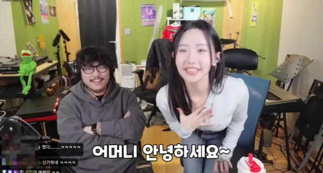 조매력(왼쪽)과 송하예가 첫 만남부터 핑크빛 무드를 뿜어냈다. / 유튜브 '조매력' 