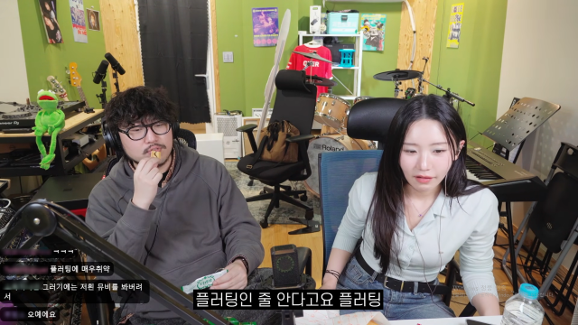 조매력(왼쪽)과 송하예가 첫 만남부터 핑크빛 무드를 뿜어냈다. / 유튜브 '조매력' 