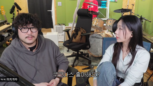조매력(왼쪽)과 송하예가 첫 만남부터 핑크빛 무드를 뿜어냈다. / 유튜브 '조매력' 