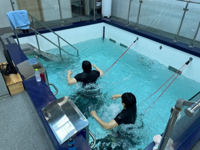 대한체육회 메디컬센터에서 진행 중인 수중 치료 장면. /대한체육회 제공