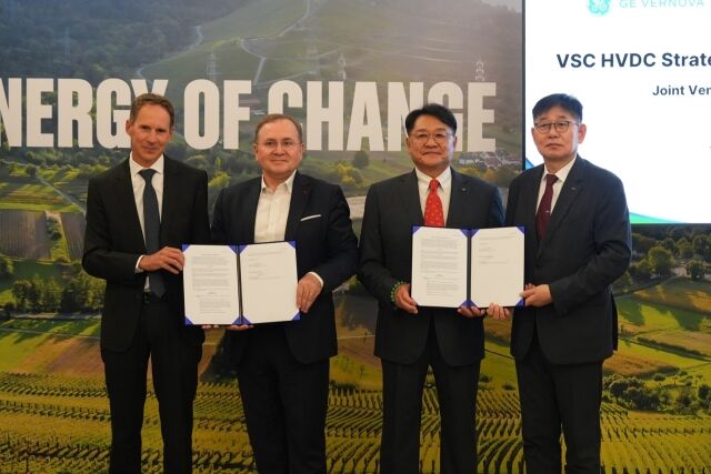 지난 25일(현지시간) 프랑스 파리에서 열린 ‘전압형 HVDC 합작법인 설립을 위한 전략적 협력 계약 체결식’에서 구자균 LS일렉트릭 회장(왼쪽에서 세 번째), 채대석 LS일렉트릭 대표이사(왼쪽에서 네 번째), 필립 피론 GE버노바 전기화 부문 CEO(왼쪽에서 두 번째), 요한 빈델 GE버노바 그리드시스템통합 사업부 CEO(왼쪽에서 첫 번째)가 기념촬영을 하는 모습. /LS일렉트릭