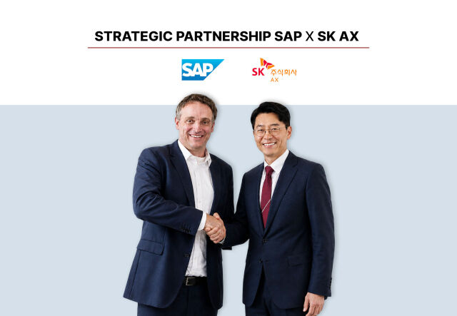 김완종 SK AX 사장(오른쪽)과 크리스티안 클라인 SAP CEO가 독일 바덴뷔르템베르크주 발도르프에 위치한 SAP 본사에서 만나 협력 방안을 논의했다. /SK AX