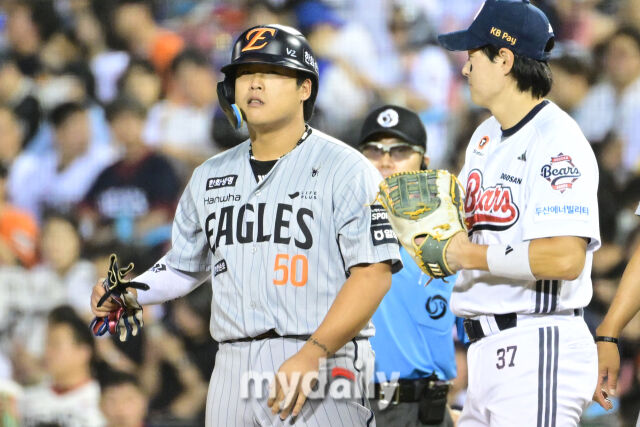4회초 선두타자 강백호가 두산 벤자민을 노려보고 있다.