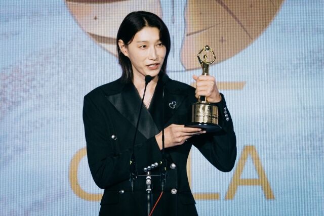 AVC에서 공로상을 수상한 김연경./라이언앳