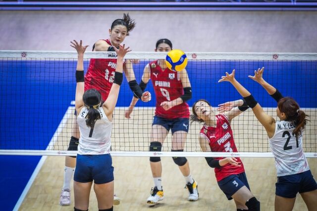 한국여자배구대표팀 미들블로커 이다현이 26일 열린 2026 아시아여자배구선수권대회 조별리그 C조 3차전 홍콩과 경기 도중 속공을 시도하고 있다./아시아배구연맹(AVC) 제공