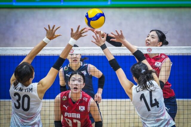 한국여자배구대표팀 아웃사이드 히터 육서영이 26일 열린 2026 아시아여자배구선수권대회 조별리그 C조 3차전 홍콩과 경기 도중 상대 블로커 사이로 스파이크를 시도하고 있다./아시아배구연맹(AVC) 제공