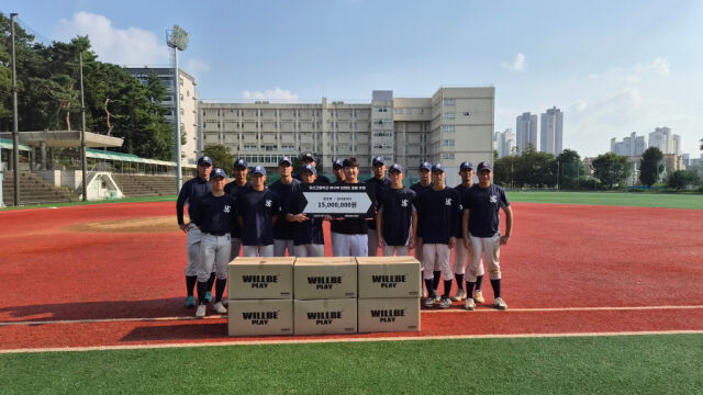 문보경이 유신고 야구부에 1500만 상당의 야구 용품을 기부했다./그로윈스포츠 제공