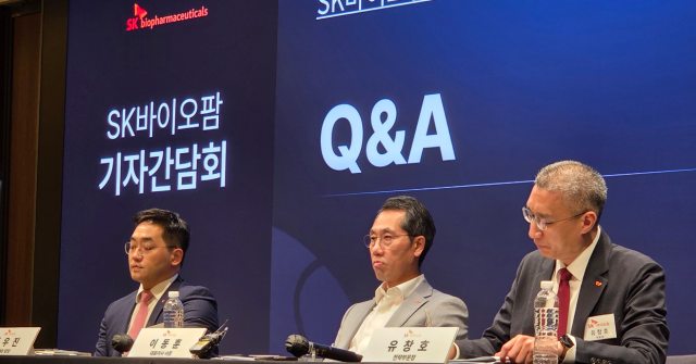 26일 서울 웨스틴 조선 서울에서 열린 SK바이오팜 기자간담회에서 최우진 US BD(왼쪽붜), 이동훈 사장, 유창호 전략 부문장이 기자들의 질문에 답변하고 있다. /이호빈 기자