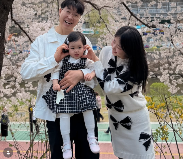 '비행기 탑승 번복' 논란으로 박수홍의 공식 사과에도 불구하고 불똥은 아내 김다예의 SNS 계정으로 번졌다. /김다예 소셜미디어