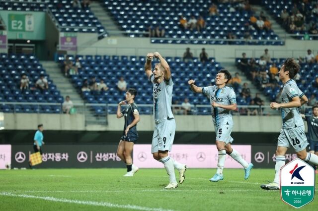 인천 유나이티드 무고사가 지난 23일 펼쳐진 광주FC와의 경기에서 득점에 성공했다./한국프로축구연맹 제공